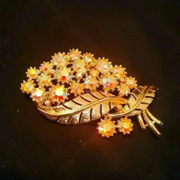 Beautiful vintage Coro pink iridescent rhinestone pin - Picture 1 of 4